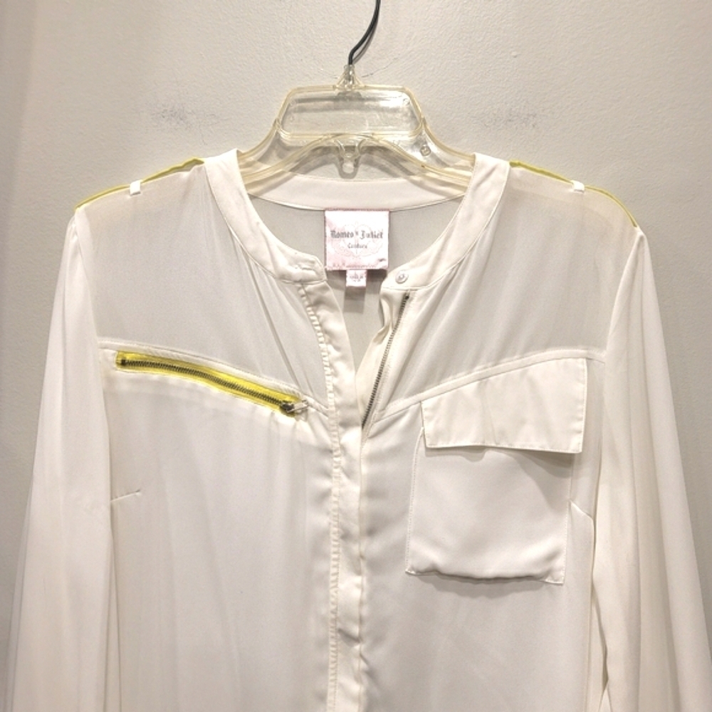 Sz Large Romeo & Juliet Couture Button-Up Blouse